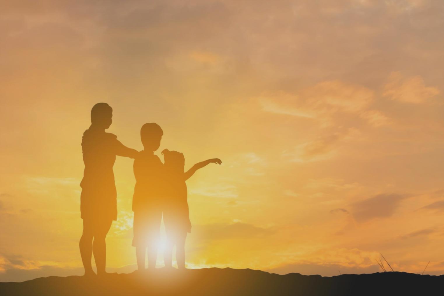 Especialista en nutrición elaborando un plan para persona mayor