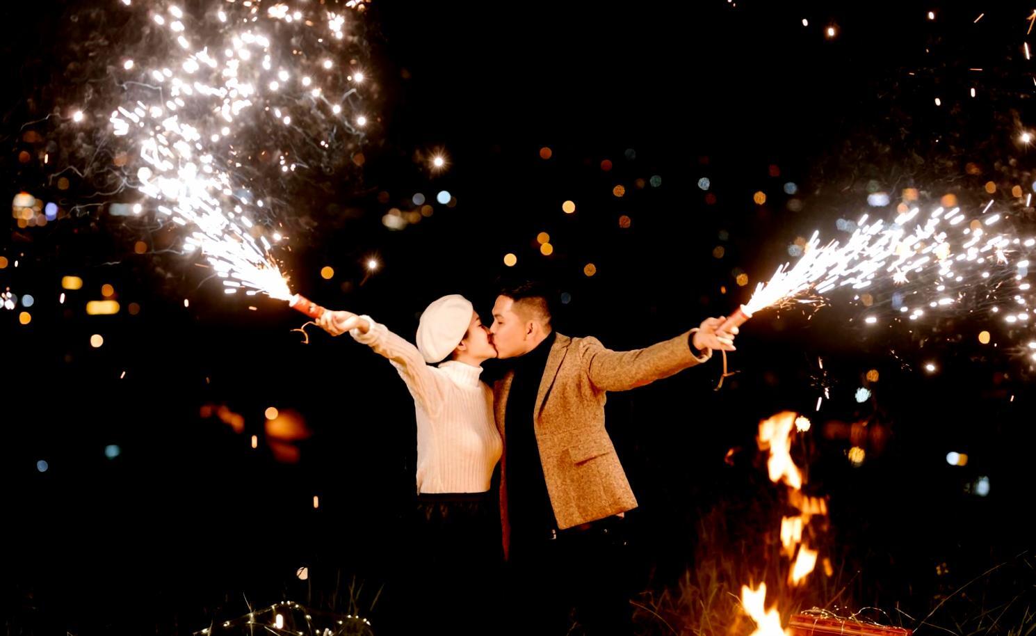 Nutricionista realizando consulta online con paciente mayor